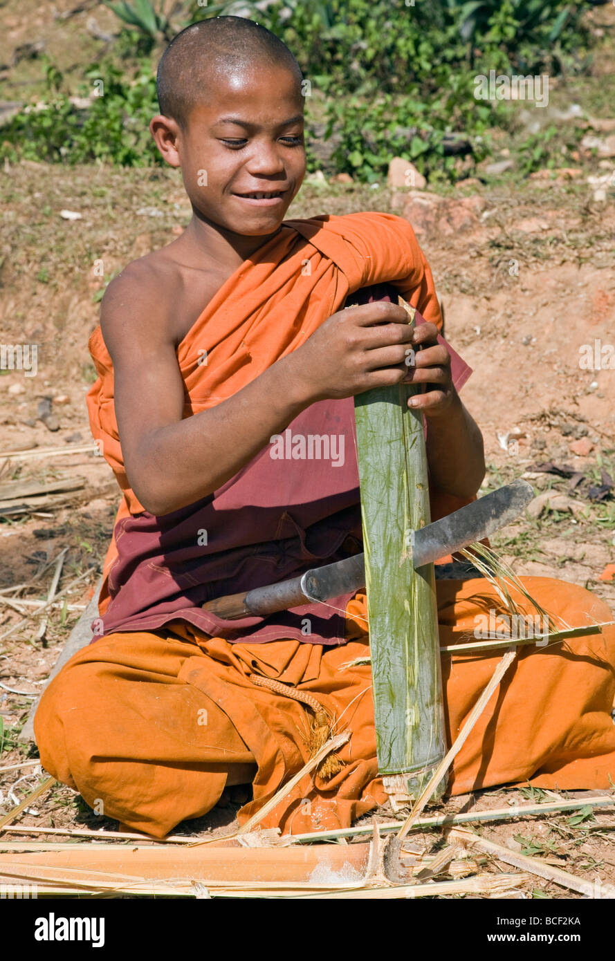 Myanmar, Burma, Wan-seeing.  Ein Novize teilen Bambus, verjüngt sich für das nahegelegene Wan-seeing Kloster zu machen. Stockfoto