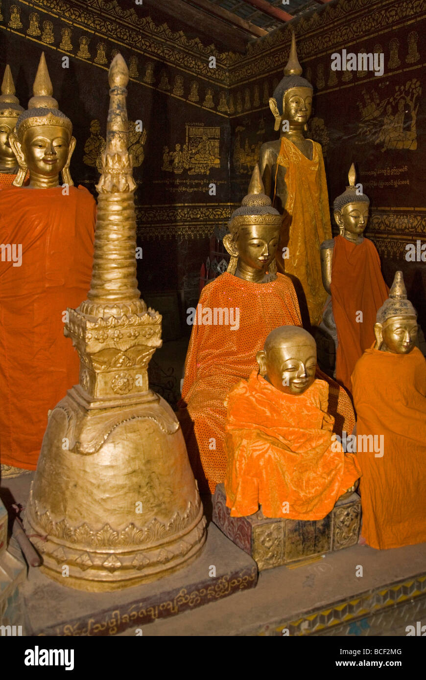 Myanmar, Burma, Kengtung.  Statuen von Buddha im Wat im Kloster, die Chinesen beeinflussen ergibt sich aus den Augen Buddhas. Stockfoto