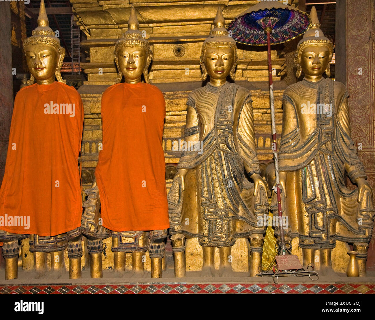 Myanmar, Burma, Kengtung.  Statuen von Buddha im Wat im Kloster, die Chinesen beeinflussen ergibt sich aus den Augen Buddhas. Stockfoto