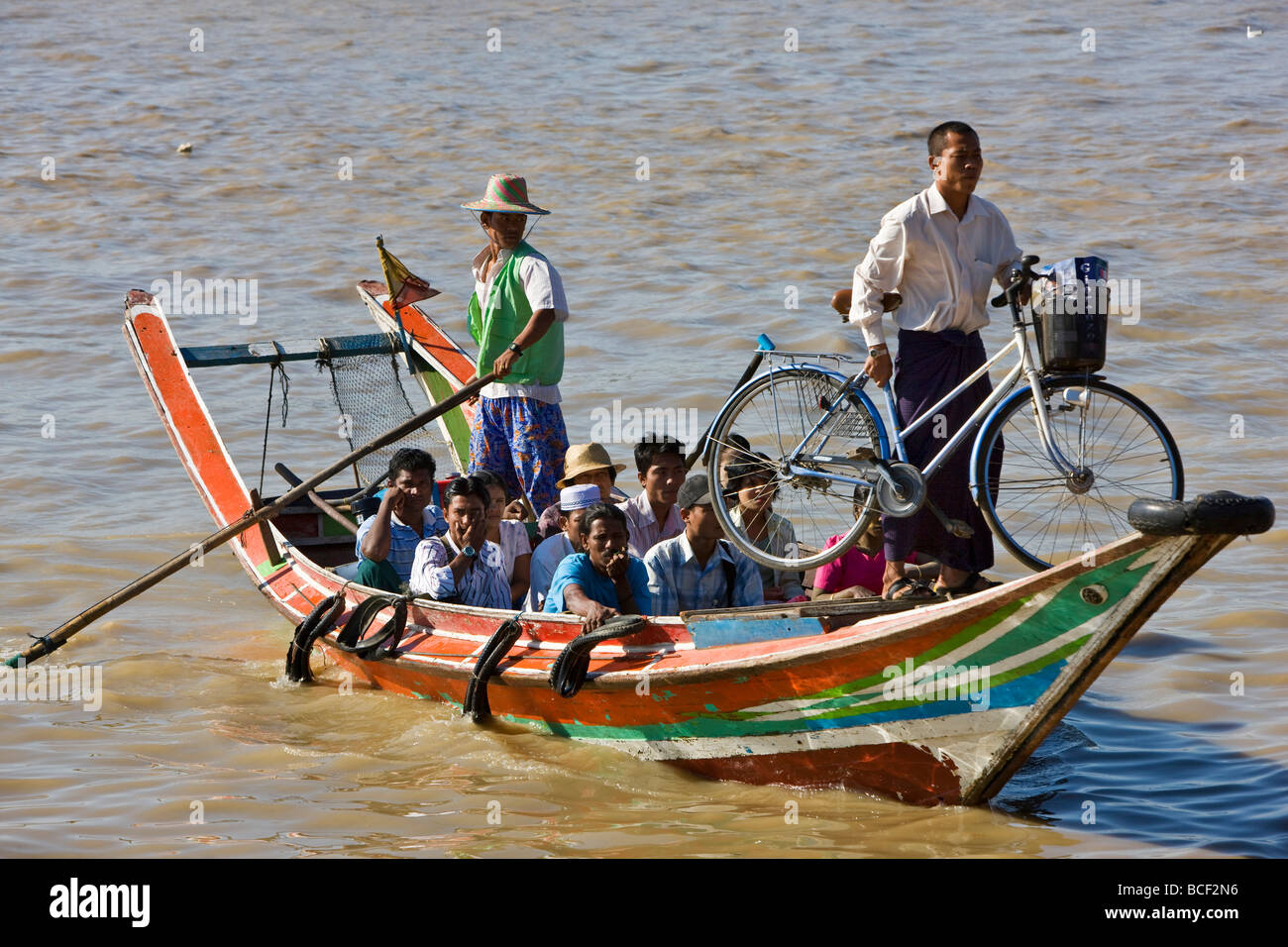 Myanmar, Burma, Yangon. Eine Fähre über den Yangon Fluss in Myanmar s Hauptstadt. Stockfoto