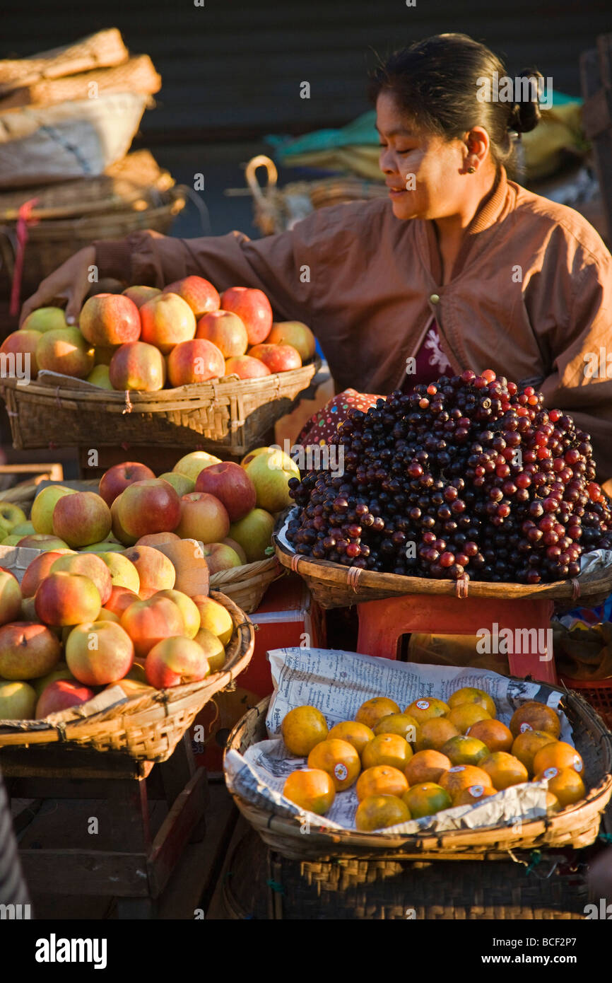 Myanmar, Rakhine-Staat, Burma. Eine Frau verkauft eine köstliche Auswahl an frischem Obst in Sittwe s geschäftigen Markt. Stockfoto Myanmar, Rakhine-Staat, Burma. Eine Frau verkauft eine köstliche Auswahl an frischem Obst in Sittwe s geschäftigen Markt. Stockfoto