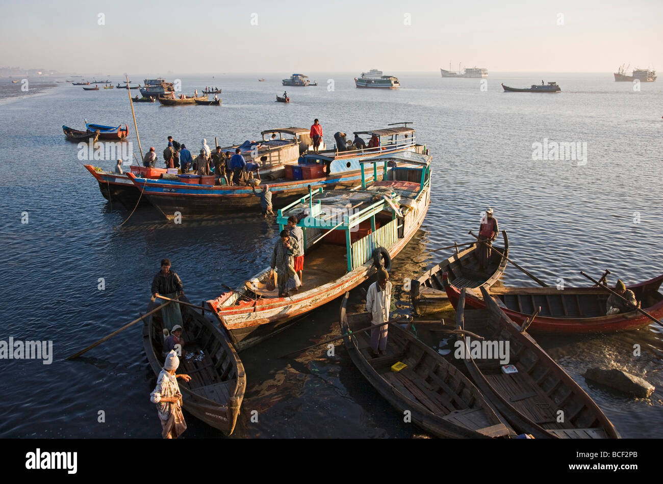 Myanmar, Burma, Rakhine-Staat. Angelboote/Fischerboote verankert in Sittwe s geschäftigen Hafen. Stockfoto