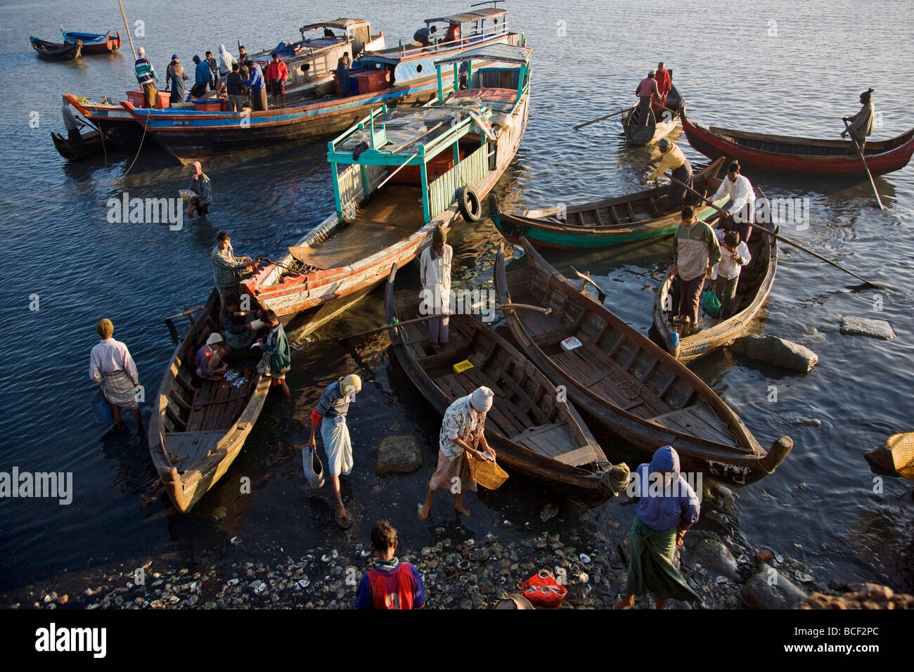 Myanmar, Burma, Rakhine-Staat. Angelboote/Fischerboote verankert in Sittwe s geschäftigen Hafen. Stockfoto