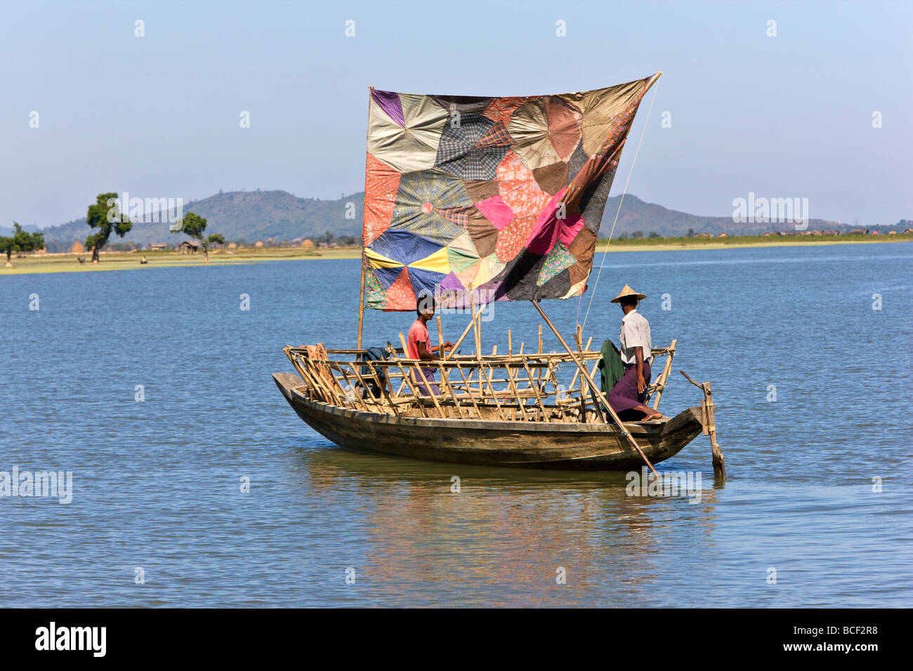 Myanmar, Burma, Kaladan Fluss. Einem traditionellen Segelboot am Fluss Kaladan. Stockfoto