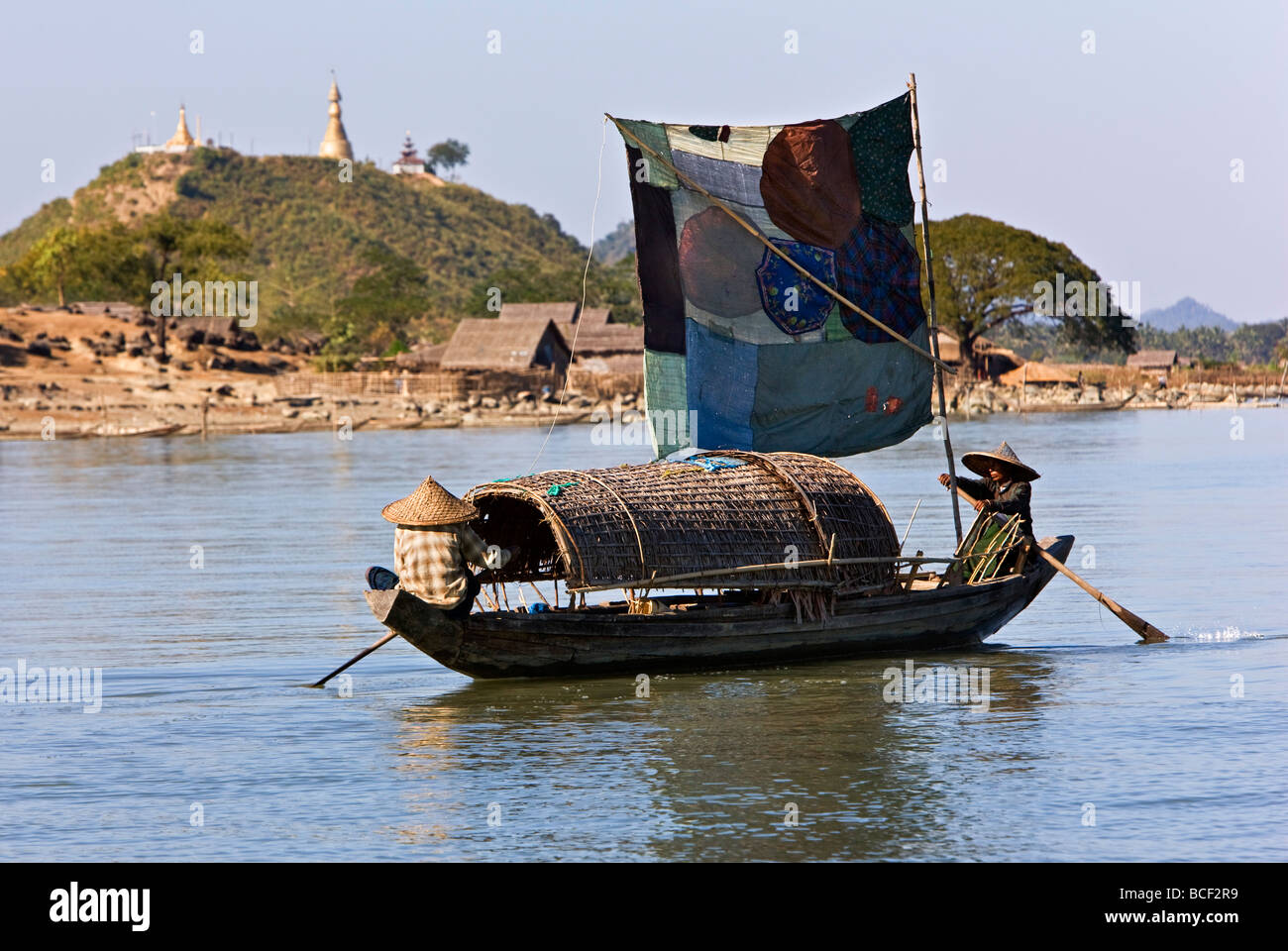 Myanmar, Burma, Kaladan Fluss. Einem traditionellen Segelboot am Fluss Kaladan. Stockfoto