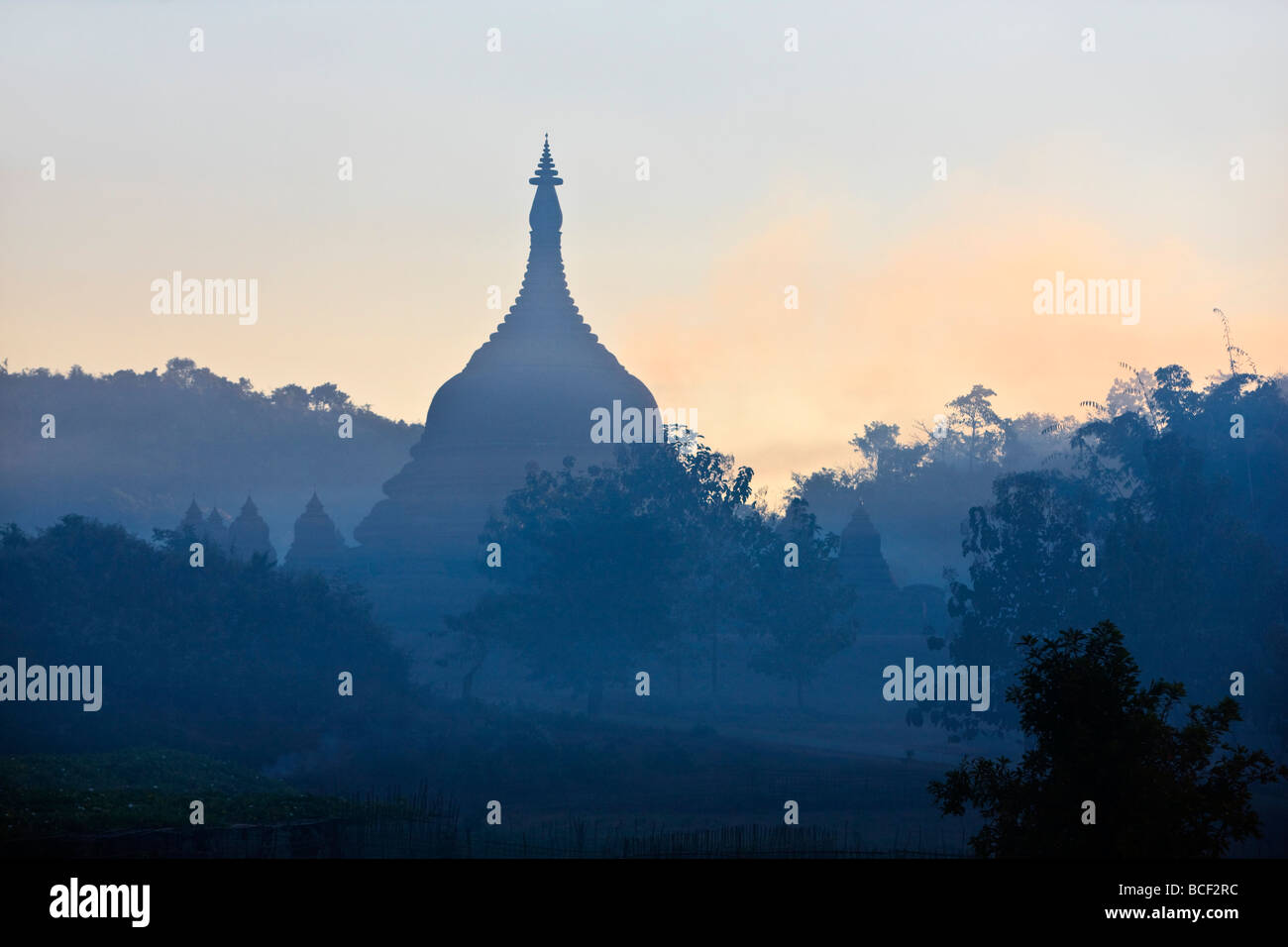 Myanmar, Burma, Mrauk u Dawn Nebel hüllt den antiken Tempeln, Payas und Stupas von Mrauk U. Stockfoto