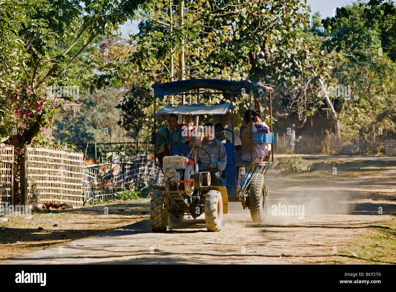 Myanmar, Burma, Mrauk U. Ein Chinesisch-gebildete Allzweck-Zugmaschine und Anhänger auf dem Weg nach Mrauk U. Stockfoto