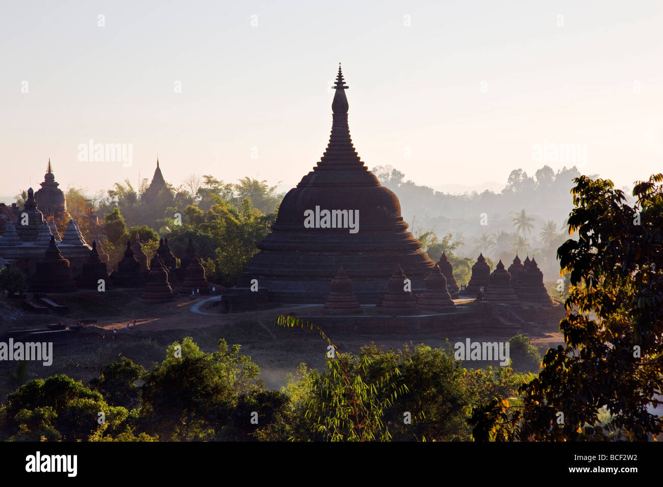 Myanmar, Burma, Mrauk U. spät Nachmittag in der Sonne badet die historischen glockenförmige Tempel von Mrauk U, im Rakhine-Stil gebaut. Stockfoto