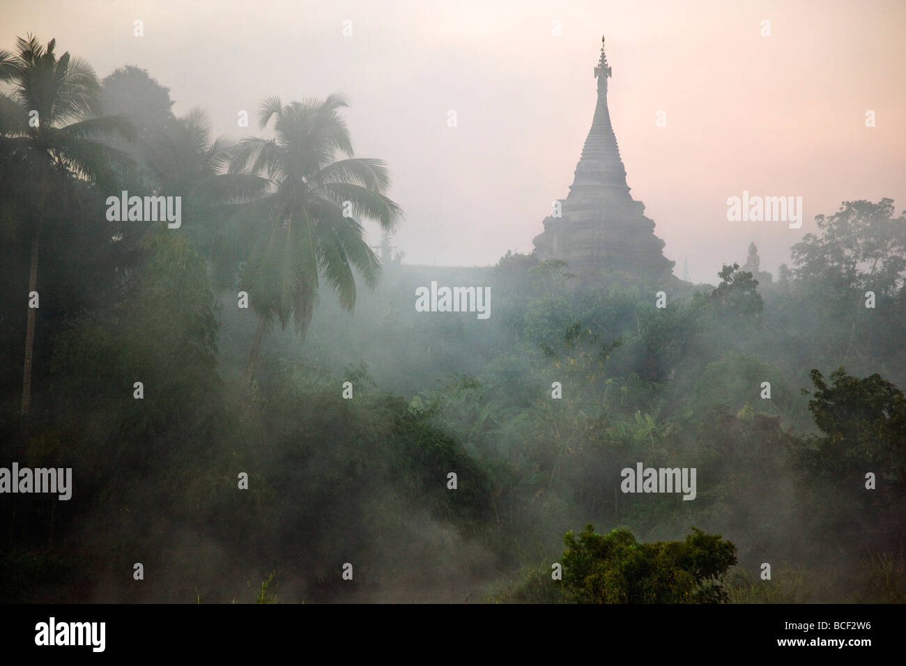Myanmar, Burma, Mrauk U. Am frühen Morgennebel hüllt einen historischen Tempel von Mrauk U im Rakhine-Stil gebaut. Stockfoto