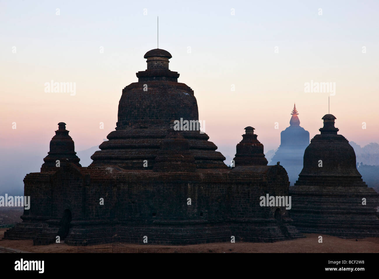 Myanmar, Burma, Mrauk U. Am frühen Morgennebel wirbelt um die historischen glockenförmige Tempel von Mrauk U. Stockfoto