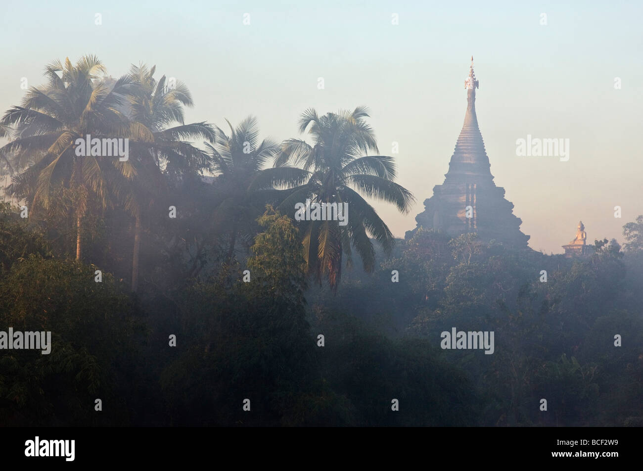 Myanmar, Burma, Mrauk U. Am frühen Morgennebel hüllt einen historischen Tempel von Mrauk U im Rakhine-Stil erbaut. Stockfoto
