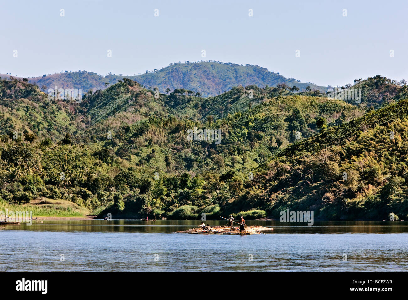 Myanmar, Burma, Lay Mro Fluss. Schwimmenden Bambus auf dem malerischen Lay Myo-Fluss. Stockfoto
