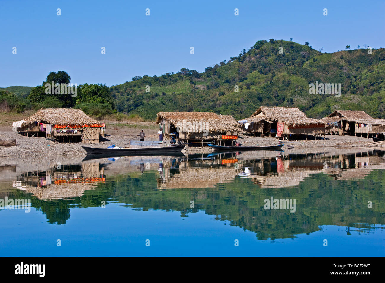 Myanmar, Burma, Lay Mro Fluss. Eine kleine Rakhine-Siedlung an den Ufern des Flusses Lay Myo. Stockfoto