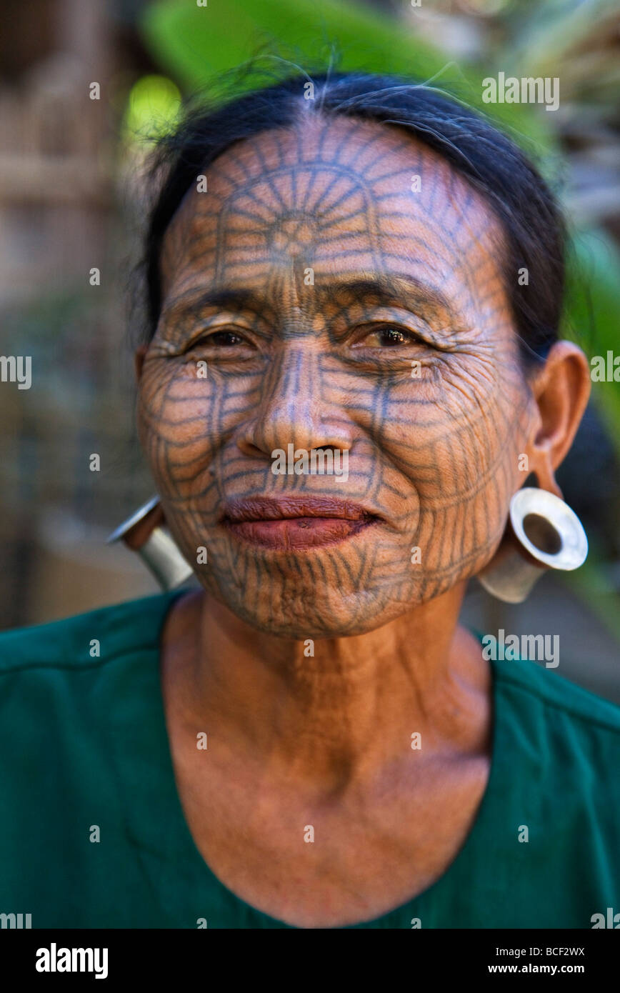 Myanmar, Chin-Staat Kyi Chaung Dorf. Eine Kinn-Frau mit tätowierten Gesicht. Es war üblich, dass Mädchen bei 14 oder 15 tätowiert werden. Stockfoto