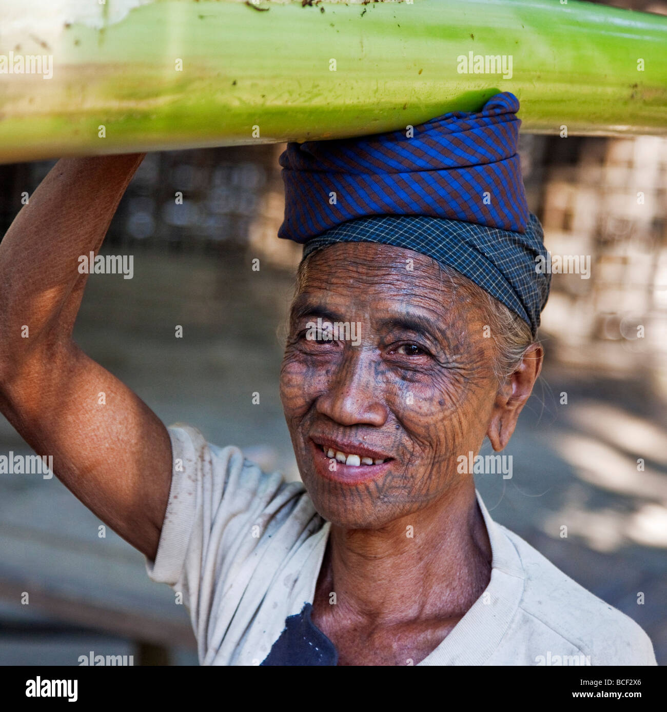 Myanmar, Chin-Staat, Panbaung Dorf. Eine Kinn-Frau mit tätowierten Gesicht. Es war üblich, dass Mädchen bei 14 oder 15 tätowiert werden. Stockfoto