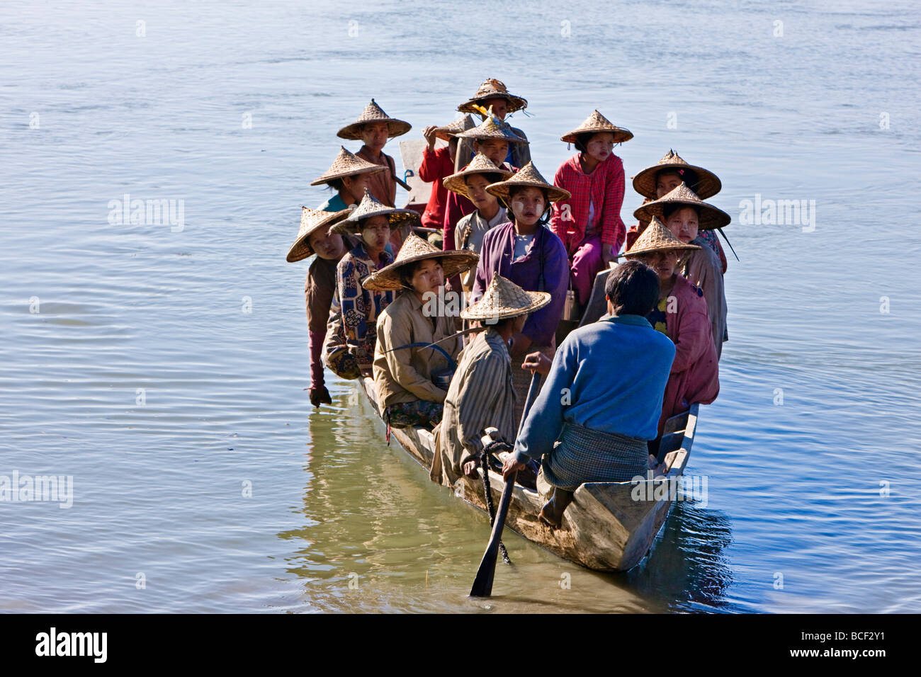 Myanmar, Burma, Rakhine-Staat Gyi Dawma. In den frühen Morgenstunden überqueren die Frauen des Dorfes Gyi Dawma den Kaladan-Fluss. Stockfoto