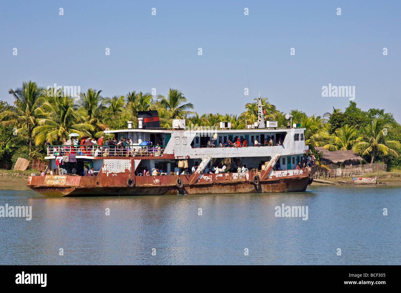 Myanmar, Burma, Rakhine-Staat Kaladan Fluss. Eine Fähre am Fluss Kaladan transportiert Lokalpassagiere und Touristen. Stockfoto