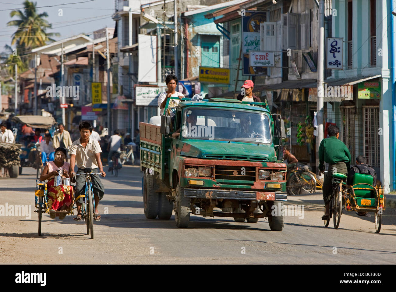 Myanmar, Burma, Rakhine-Staat Sittwe. Eine geschäftige Straßenszene in Sittwe.  Fahrrad-Taxis, bekannt als ein Fahrradrikschas. Stockfoto