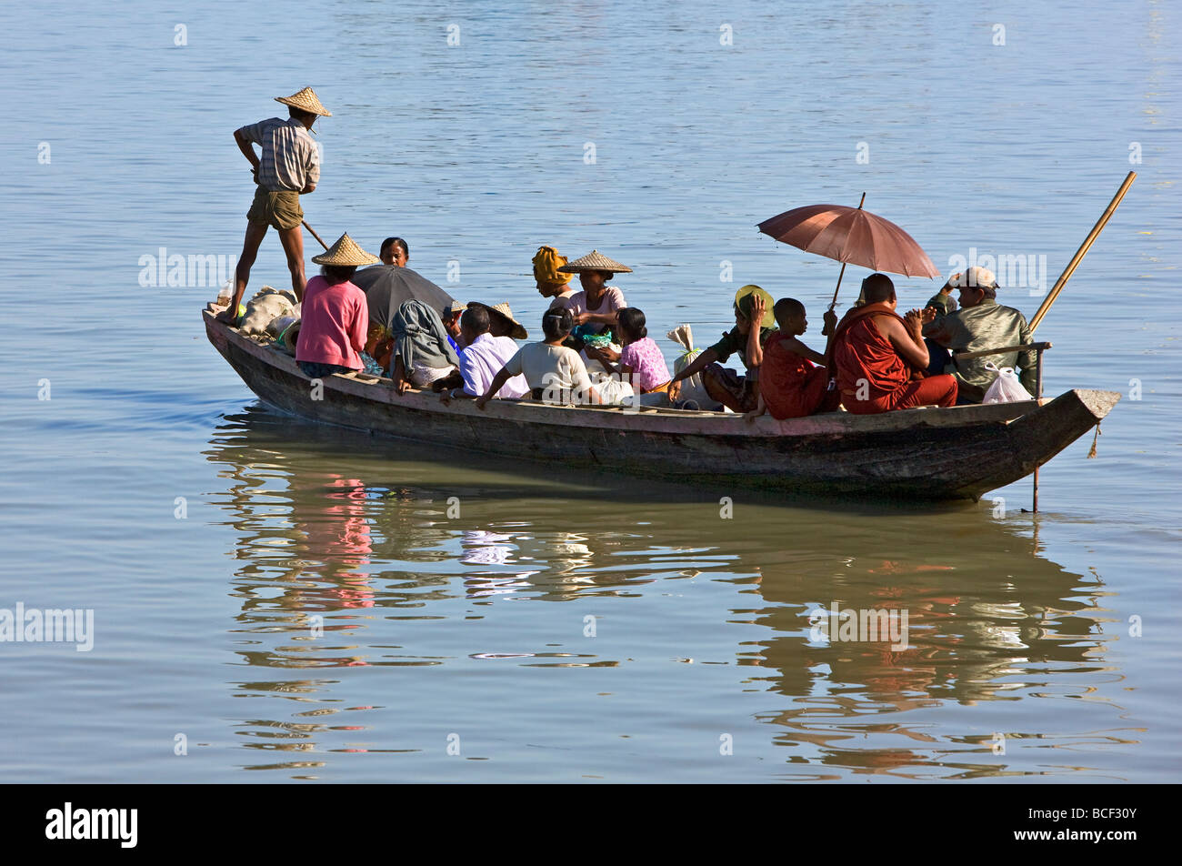 Myanmar, Burma, Rakhine-Staat Sittwe. Eine überfüllte Fähre in der Nähe von Sittwe Hafen. Stockfoto