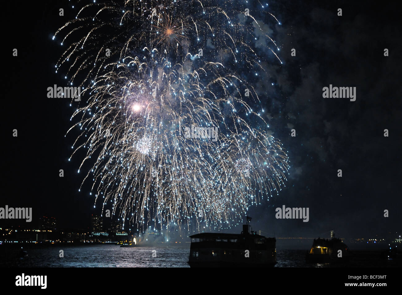 Um zu Ehren von Henrys Entdeckung der New Yorker Hafen wurde vor 400 Jahren das 4. Juli 2009-Feuerwerk auf dem Hudson River. Stockfoto