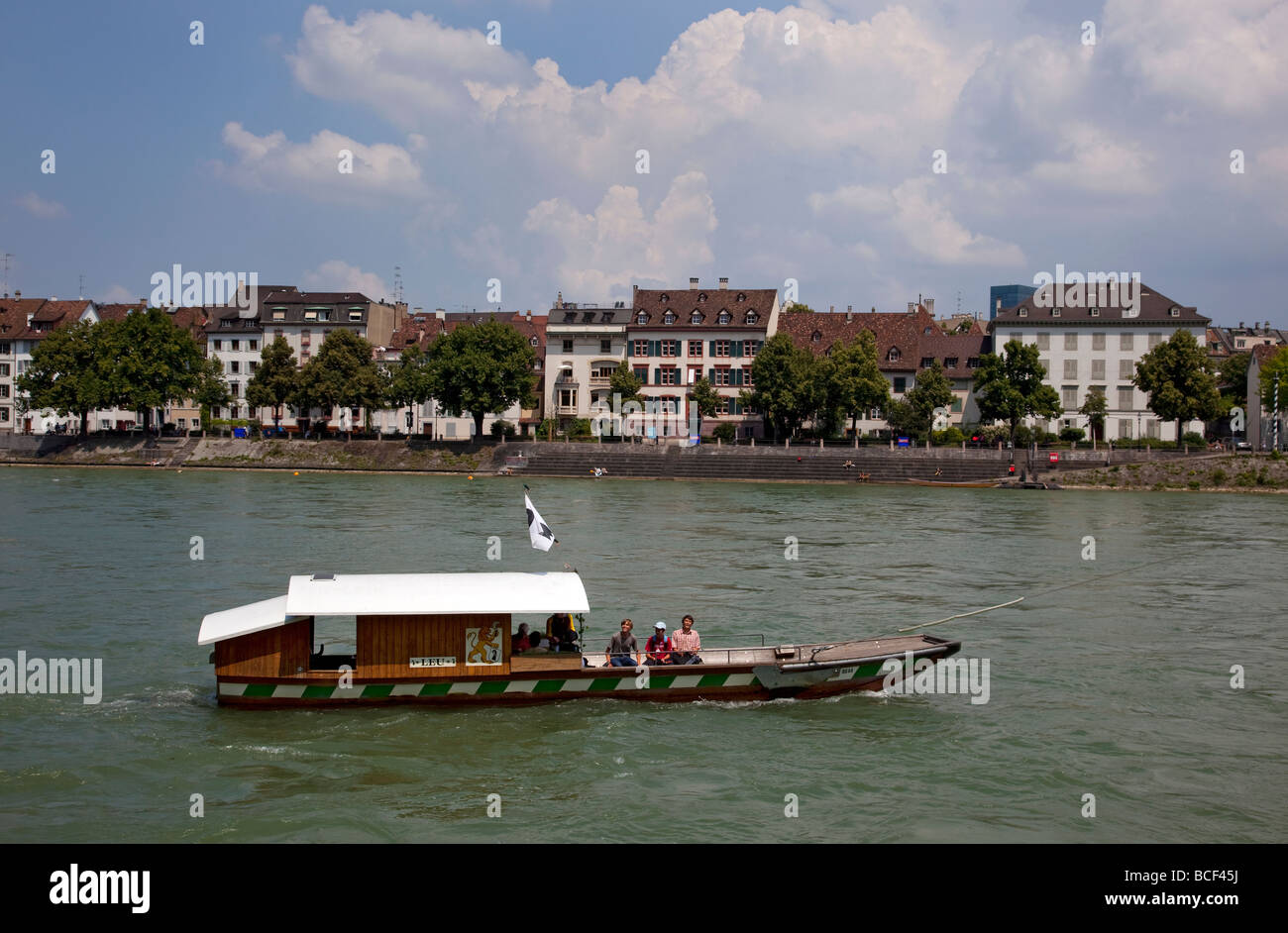 Fluss und Rhein Fähre Fahrgastschiff, Rheinpromenade, Basel, Schweiz, Europa. Stockfoto