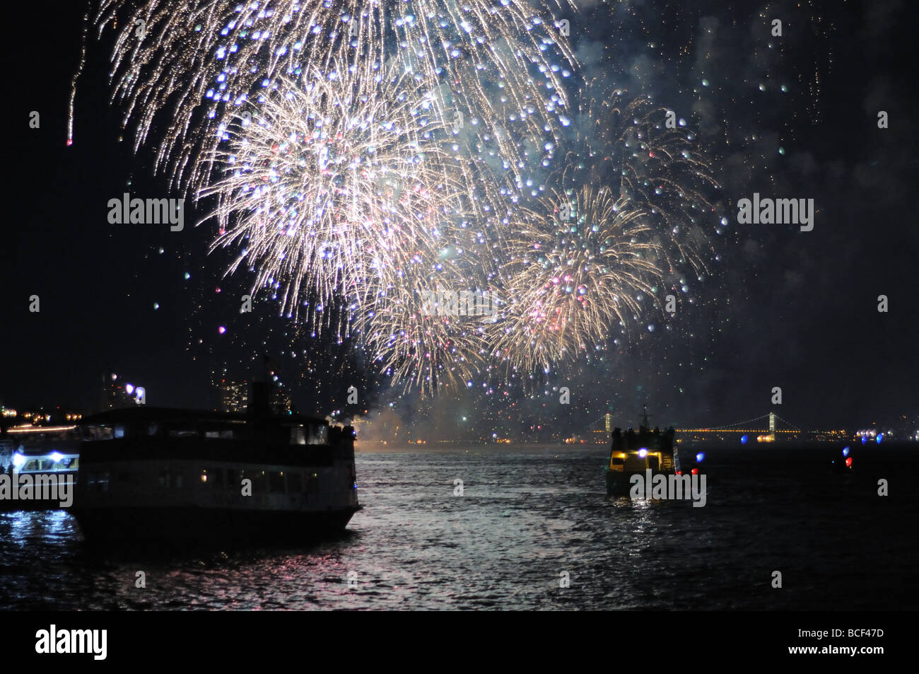 Um zu Ehren von Henrys Entdeckung der New Yorker Hafen wurde vor 400 Jahren das 4. Juli 2009-Feuerwerk auf dem Hudson River. Stockfoto