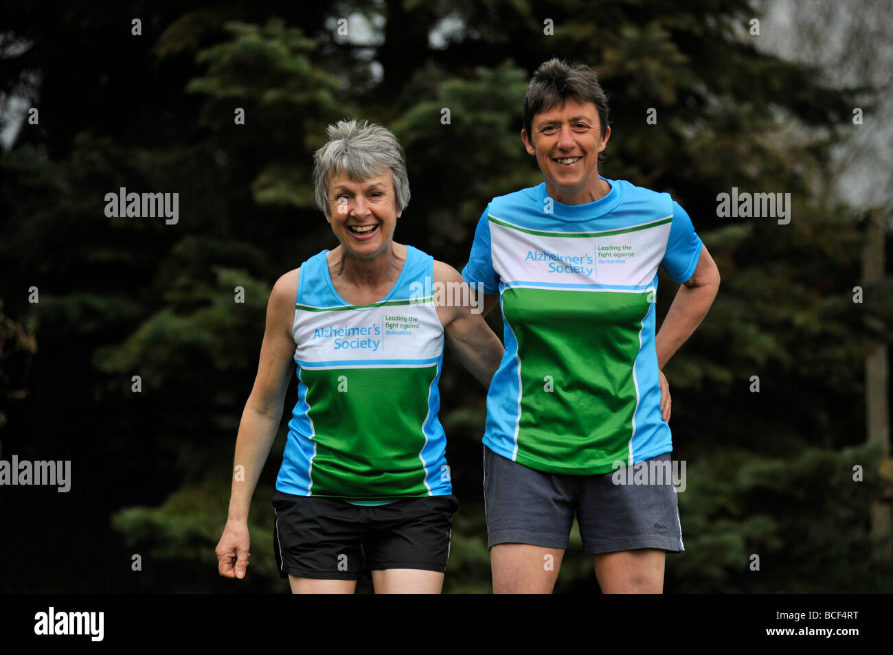 zwei Freundinnen, die Unterstützung von Alzheimer s Krankheit Nächstenliebe vor London Marathon-Lauf Stockfoto