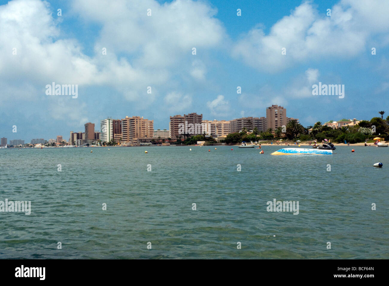 Wohnungen und Strand von Mar Menor (Binnenmeer) in der Region Murcia, Spanien Stockfoto