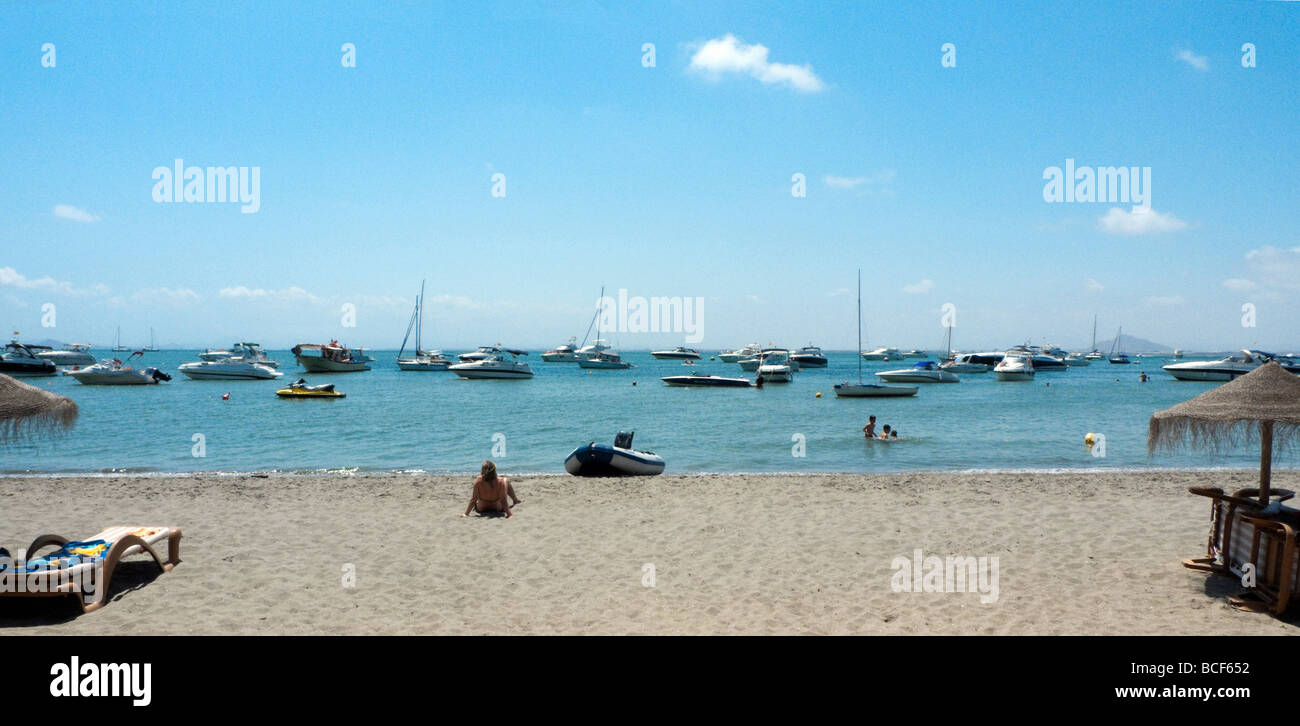 Strand und Boote durch einen Balken auf das Mar Menor (Binnenmeer), la Manga, Spanien Stockfoto