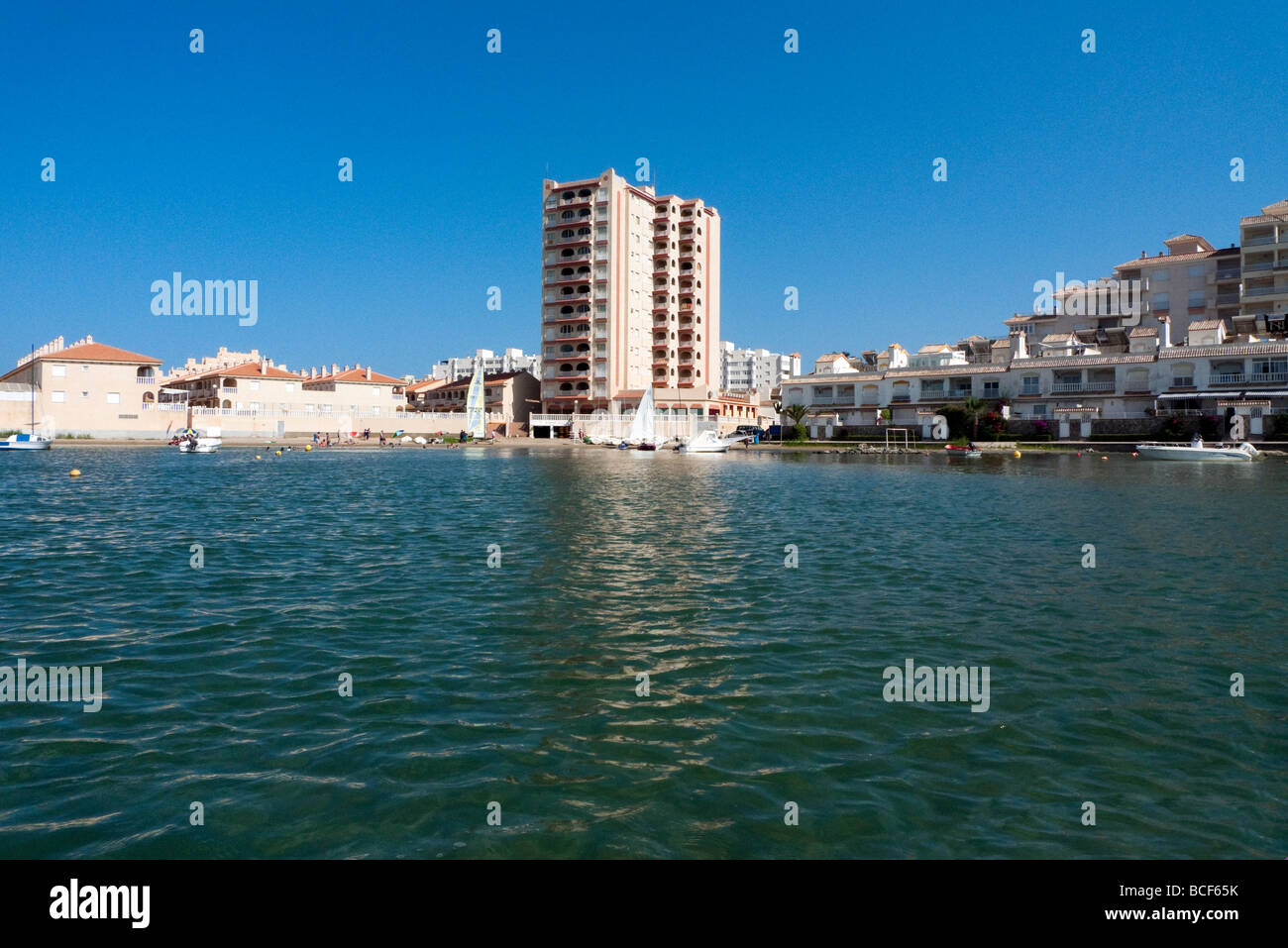 Wohnungen und Strand von Mar Menor (Binnenmeer) in der Region Murcia, Spanien Stockfoto