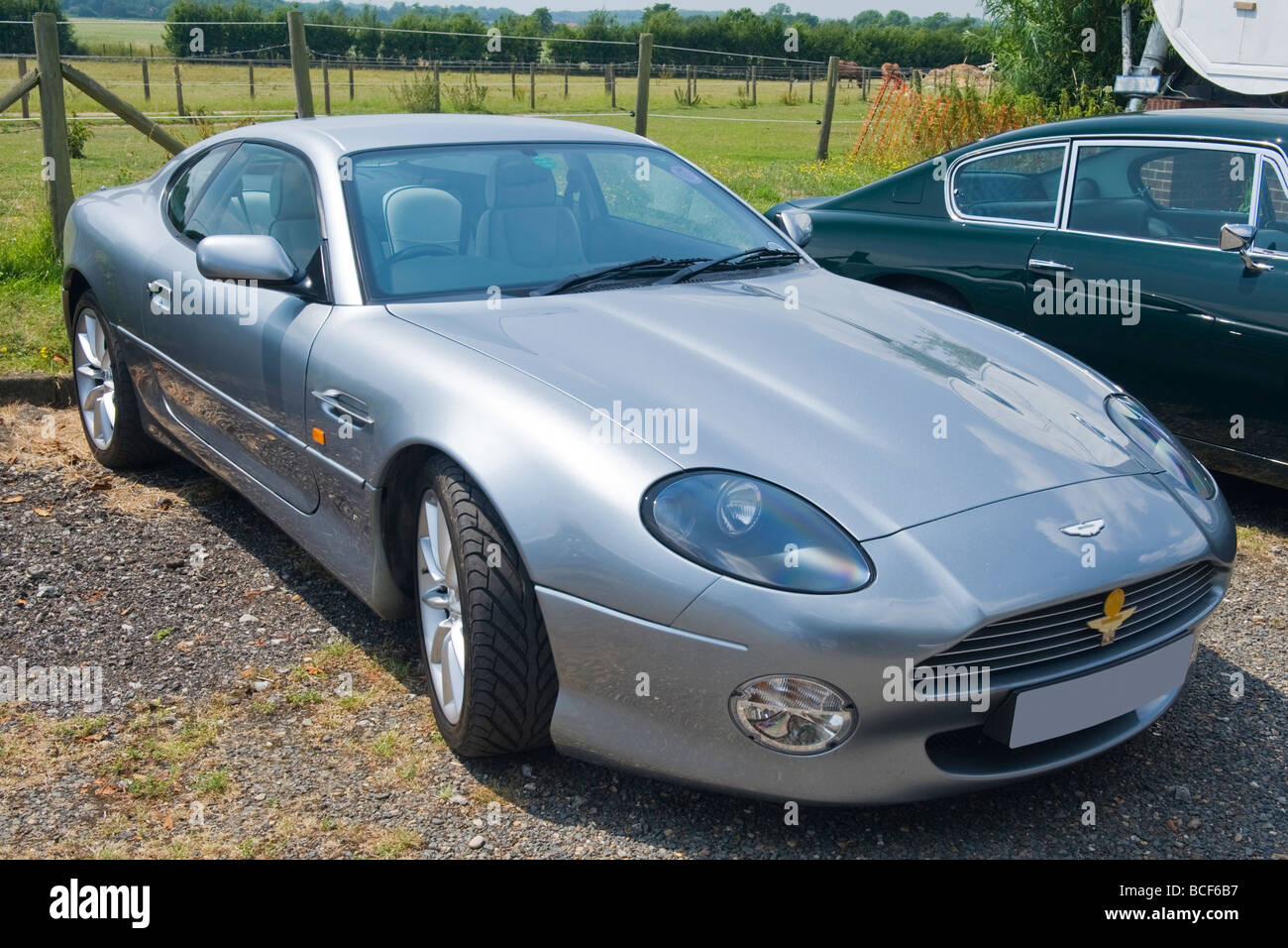 de Havilland Aircraft Heritage Museum Detail Aston Martinstag, Silber DB7 oder DB 7 V12 Vantage Coupé 2002 vorderen & Seite Aspekt Stockfoto