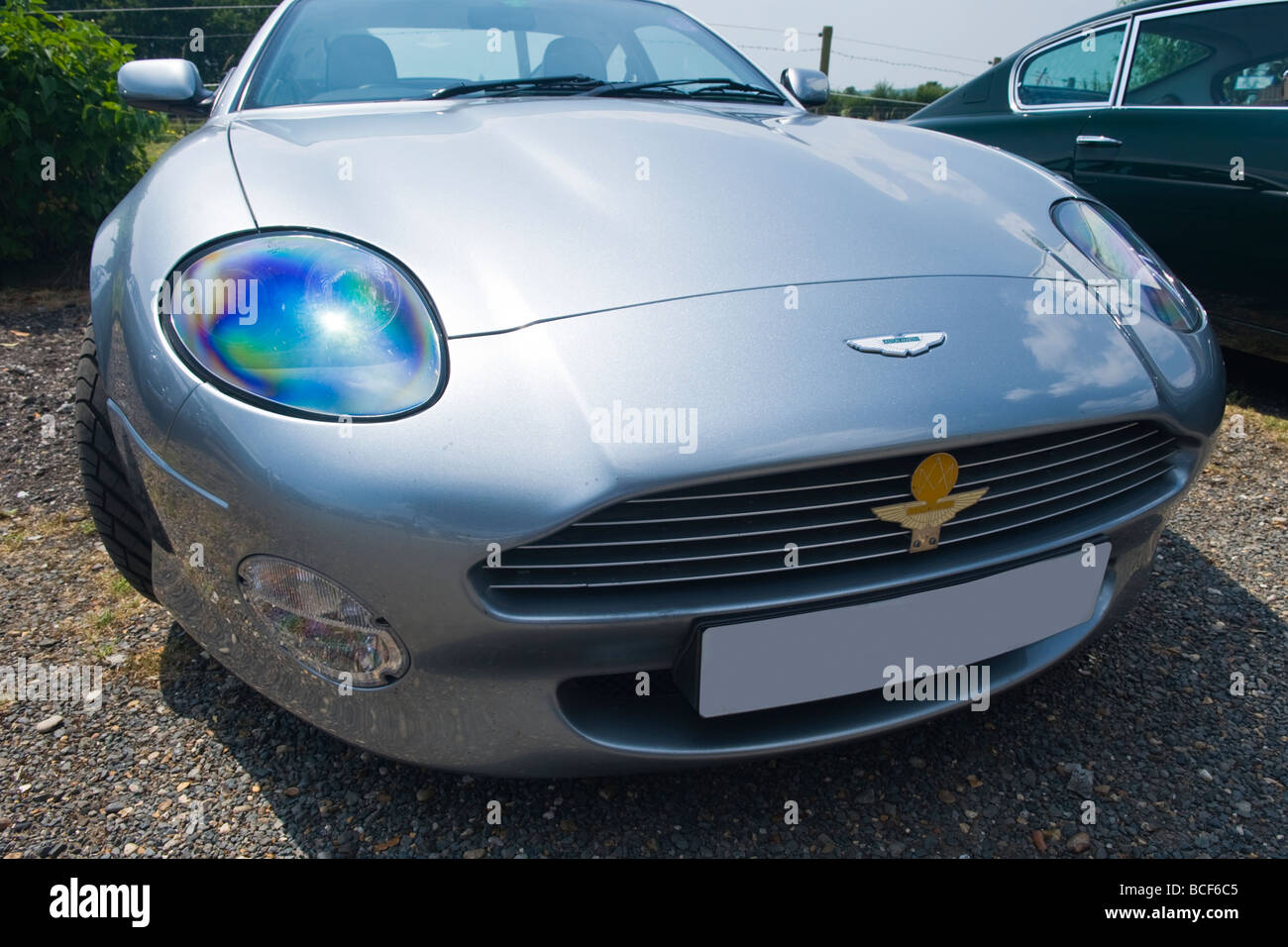 de Havilland Aircraft Erbe Zentrum Museum, Aston-Martin-Tag, Detail Silber DB7 oder DB 7 V12 Vantage 2002 Fronthaube detail Stockfoto
