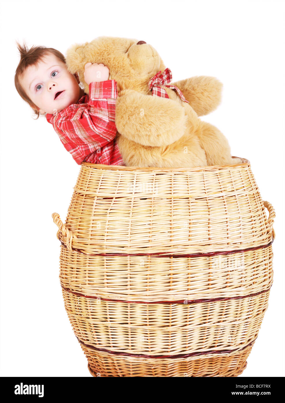 Baby Junge im Korb mit Teddybär Stockfoto