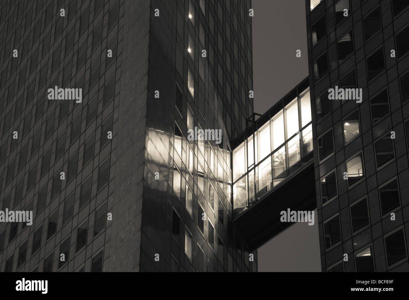 Frankreich, Paris, La Défense, beleuchtete Gebäude Durchgang Stockfoto