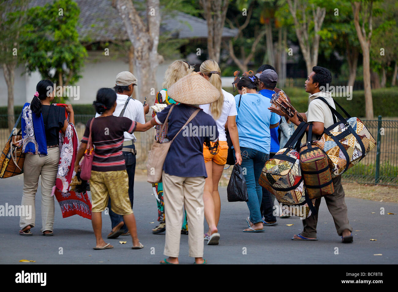 Souvenir-Verkäufer & Touristen in der Nähe von Borobudur Tempel (IX. Jh.), Magelang, Java, Indonesien Stockfoto