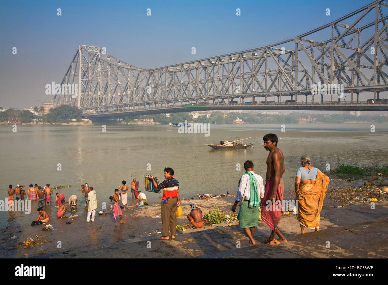 Indien, Westbengalen, Kalkutta, Calcutta, Ghat Hooghly Bridge, Menschen Baden in Hooghly River Stockfoto