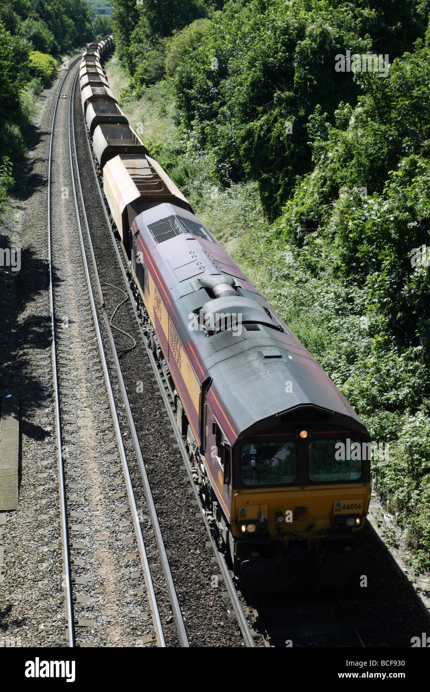 Ein Klasse 66 dieselelektrische Lok mit Fracht Wagen, von Wickham Straße, Schiene Brücke an einer roten Ampel angehalten. Brockley Stockfoto