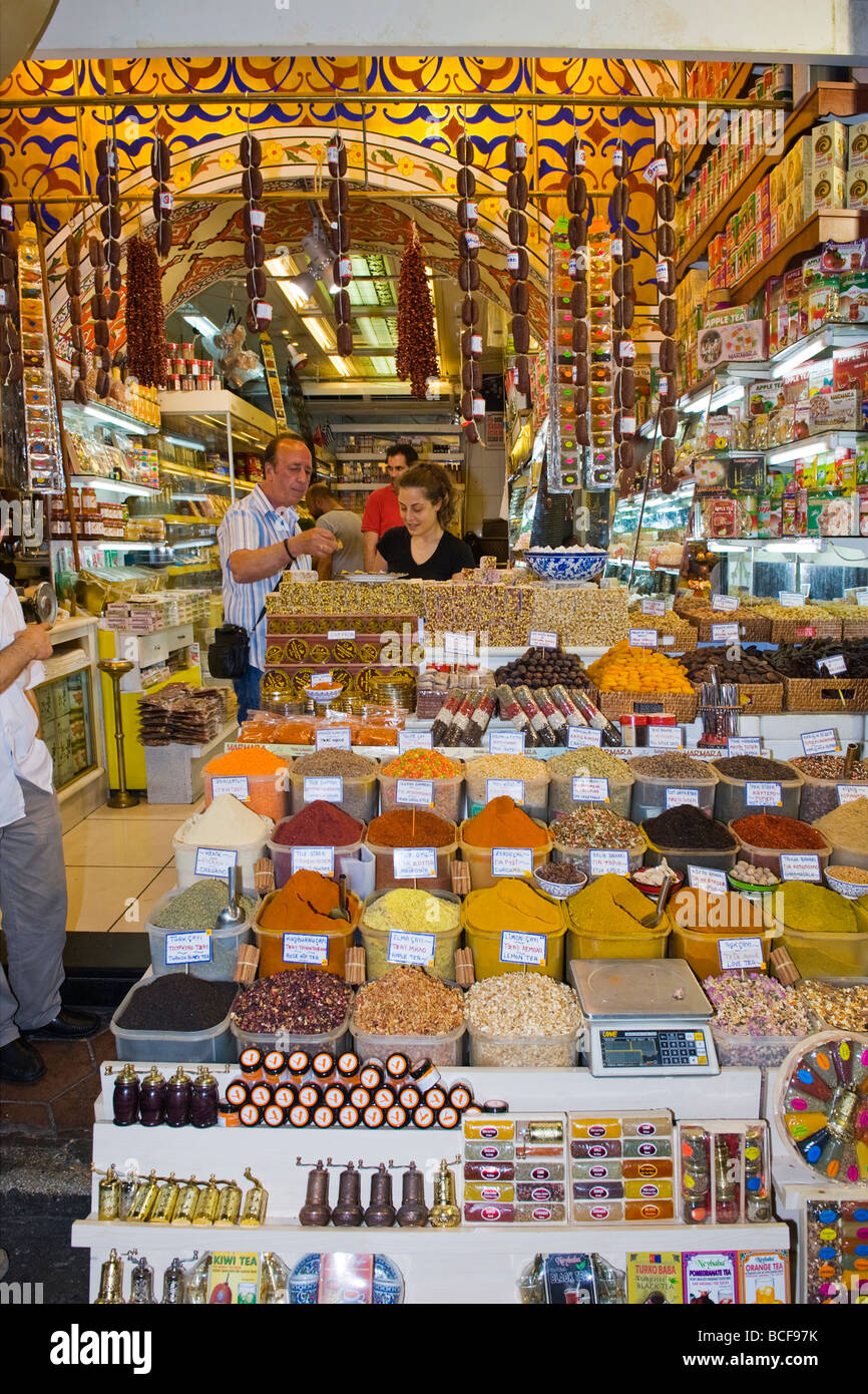 Türkei, Istanbul, Spice Market oder Misir Carsisi oder ägyptischen Basar, Shop oder Store verkauft Gewürze, Pfeffer, Origano, paprika Stockfoto