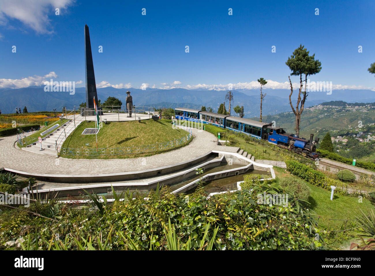 Indien, Westbengalen, Darjeeling, Batasia Loop, Steam train von Darjeeling Himalayan Railway Stockfoto