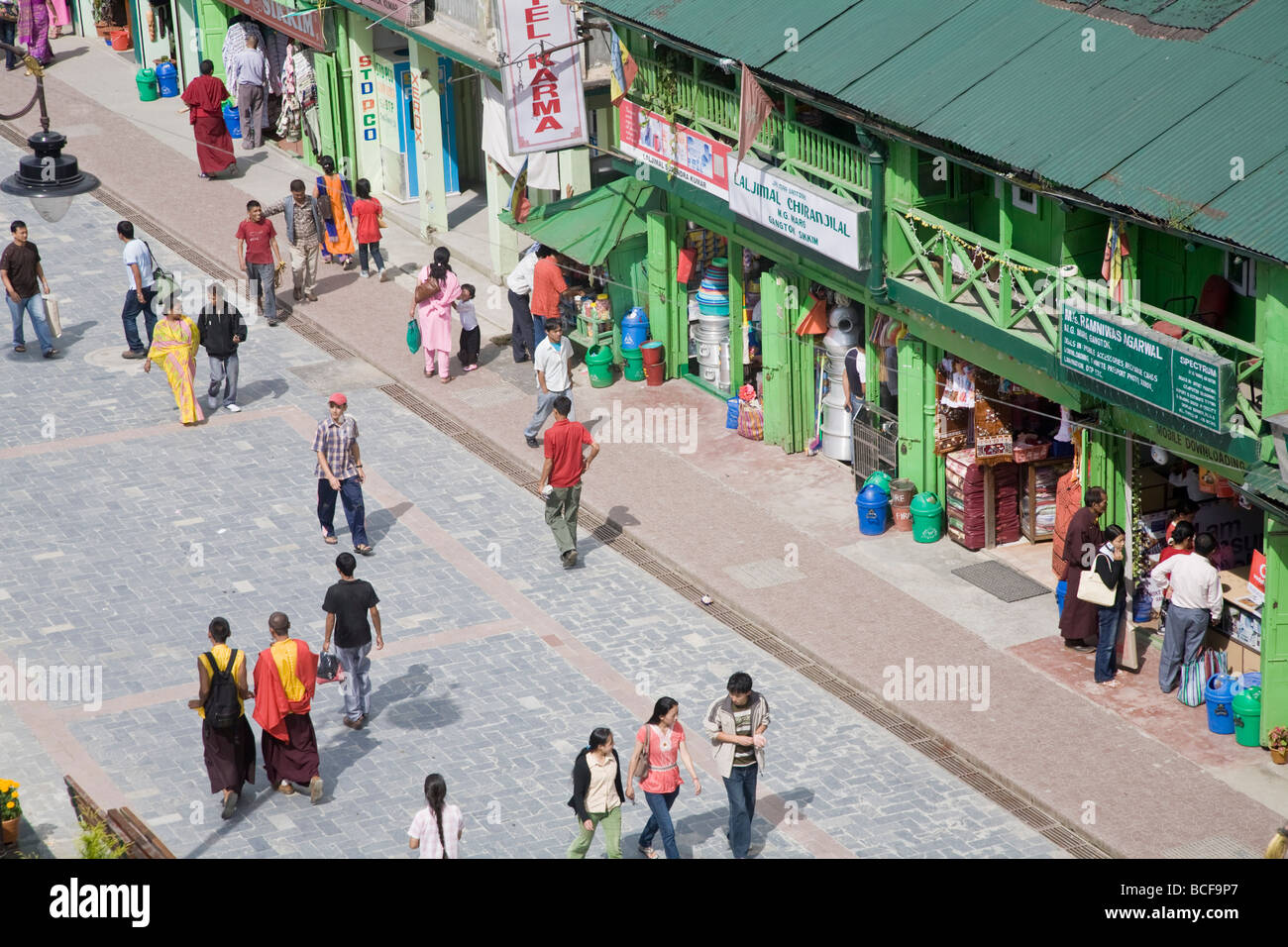 Mahatma Gandi Marg - MG Marg, die Haupteinkaufsstraße, Gangtok, Sikkim, Indien Stockfoto