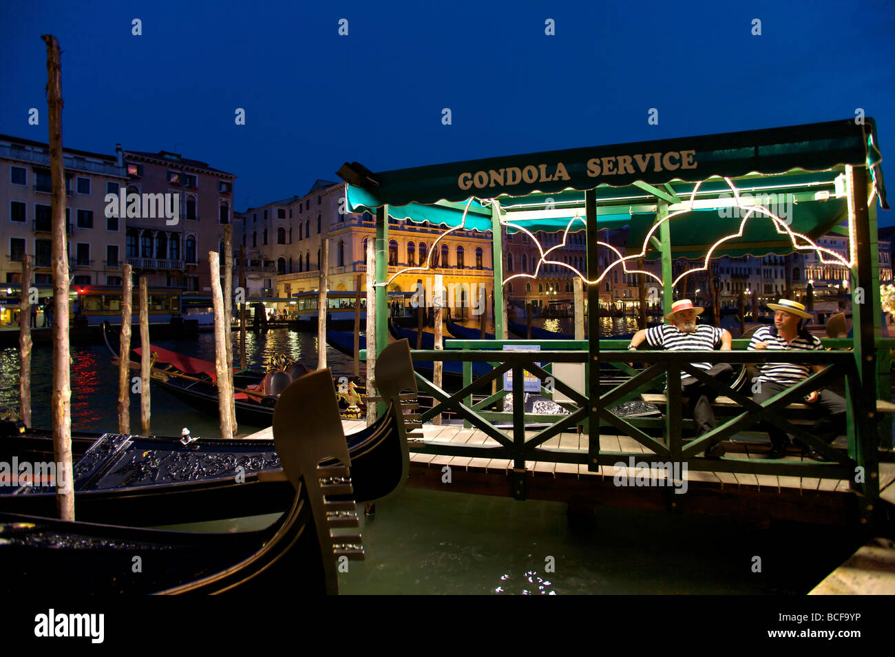 Gondolieri, Canal Grande, Venedig, Italien Stockfoto