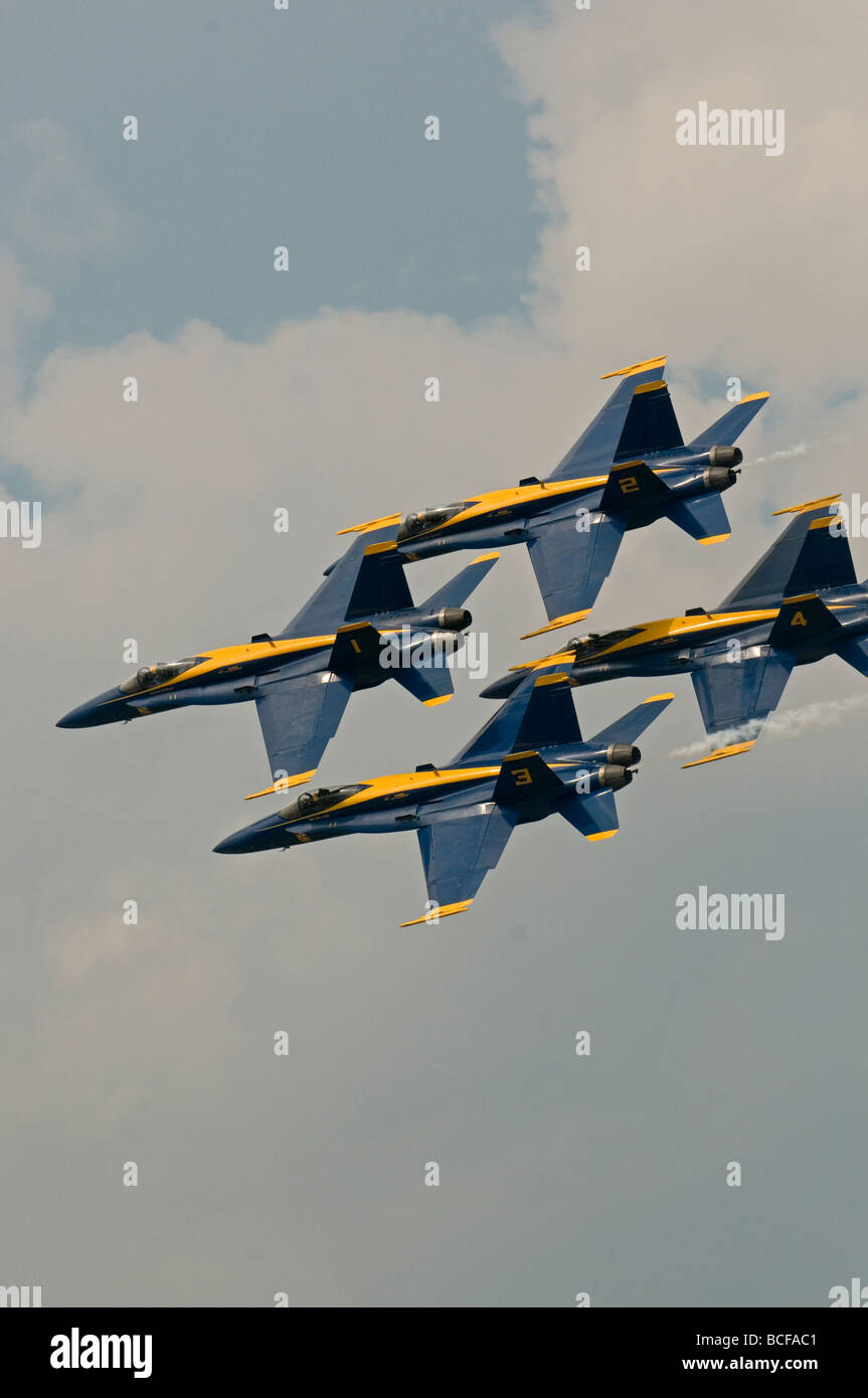 Blue Angels in engen Formation bei Flugschau in Quonsett Punkt Rhode island Stockfoto