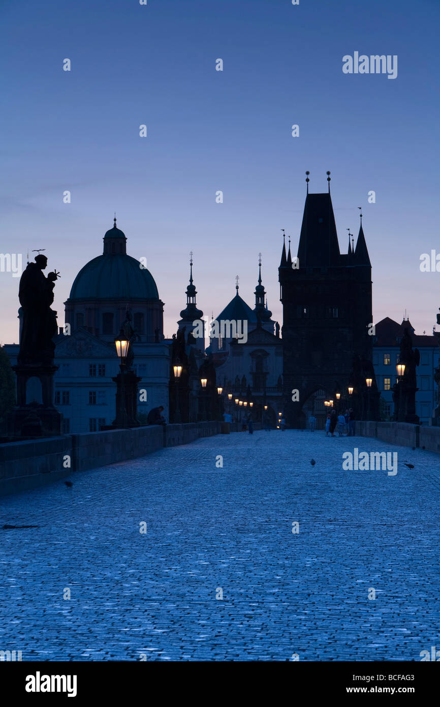 Altstadt & Karlsbrücke im Morgengrauen, Prag, Tschechische Republik Stockfoto
