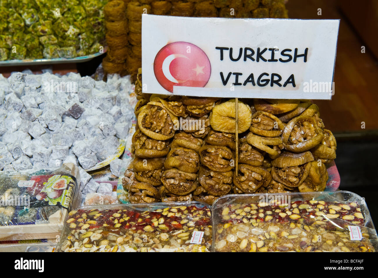 Türkei, Istanbul, Spice Market oder Misir Carsisi oder ägyptischen Basar, Shop oder Shop Verkauf von getrockneten Früchten, Nüssen & türkische Viagra Stockfoto