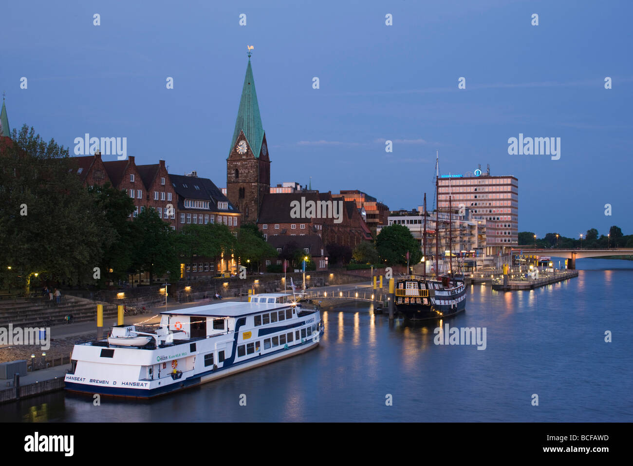 Deutschland, Land Bremen, Bremen, Weser gelegen am Wasser Stockfoto