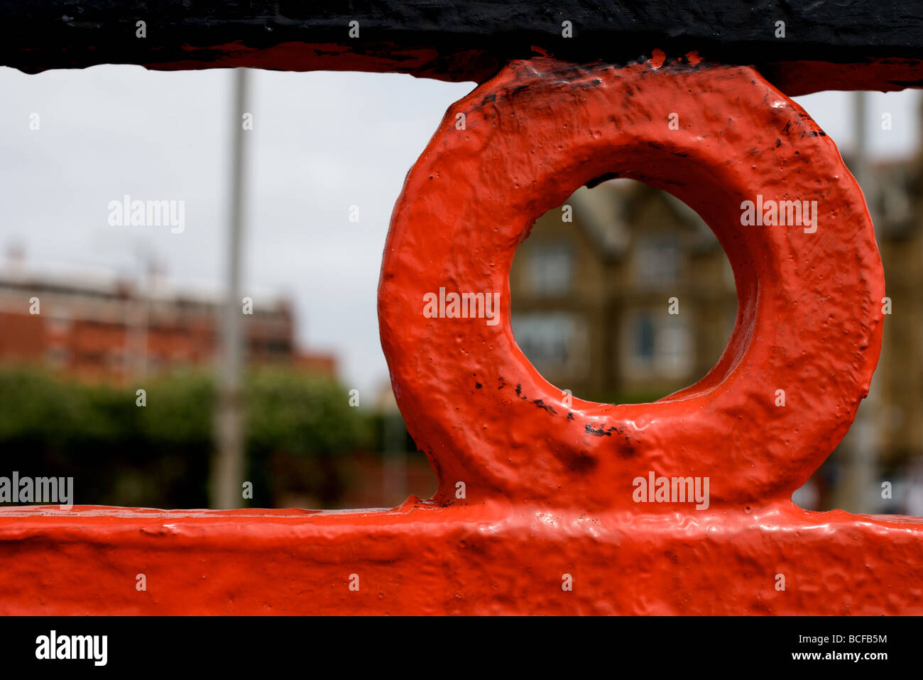 Stahl-Schleife im Zaun, rot und schwarz Stockfoto