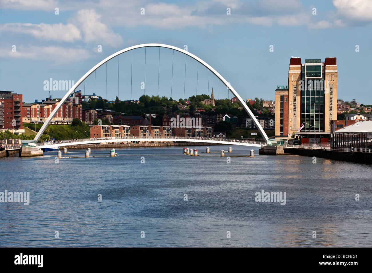 Millennium Bridge, über Fluß Tyne Newcastle Gateshead und die Ostsee-Kunst-Zentrum verbindet Stockfoto