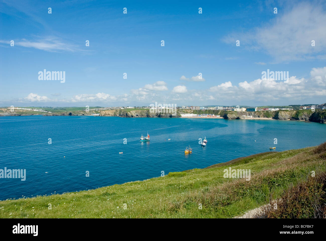 Blick über die Bucht nach Newquay Cornwall mit Fischerbooten Stockfoto