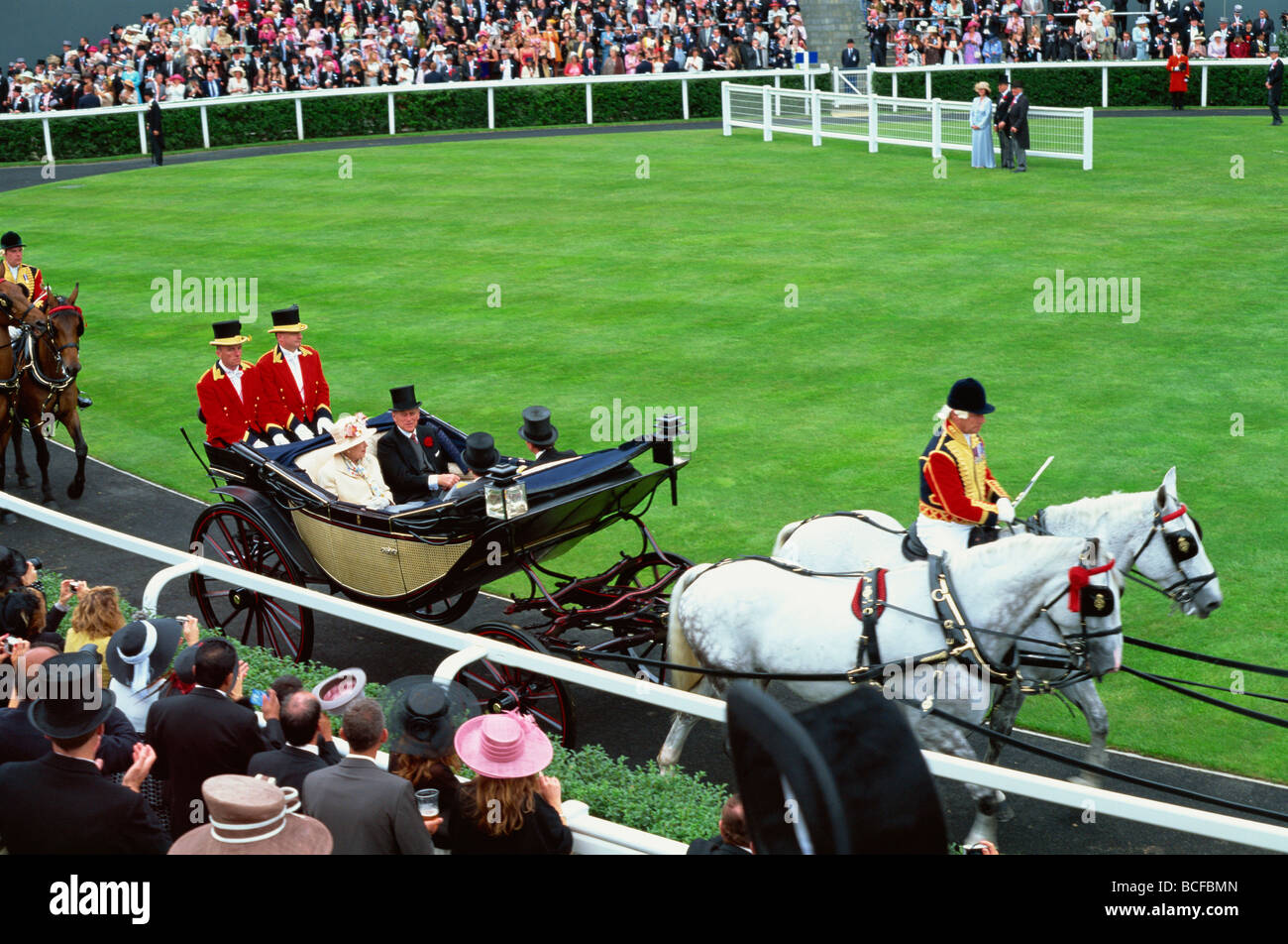 England, Ascot, seine königliche Hoheit Queen Elizabeth und Prinz Phillip in Royal Ascot-Rennen Stockfoto