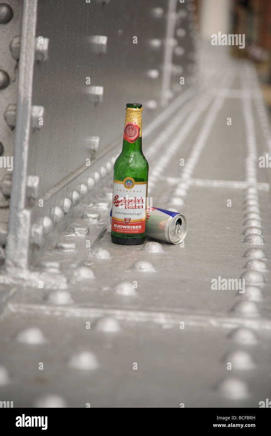 Eine Bierflasche und eine Dose red Bull sind links auf die frisch gestrichenen Stud Arbeit einer Brücke über die Themse. London, UK Stockfoto